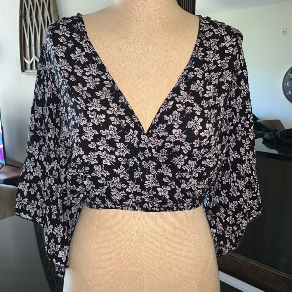 Seek the label by LF-deep v neck crop top with handkerchief elbow length sleeves